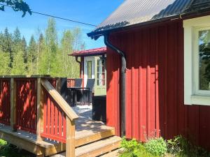 Rydにある5 person holiday home in HÄRADSBÄCK-By Traumの木製の階段が続く赤い家