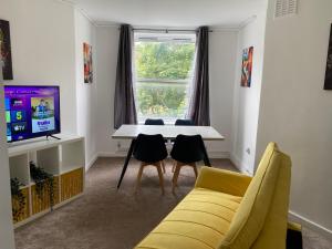 TV a/nebo společenská místnost v ubytování BRAND NEW 2 bed flat plus living room for 7 people near from Chelsea Stadium with welcome breakfast