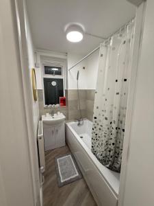 Koupelna v ubytování BRAND NEW 2 bed flat plus living room for 7 people near from Chelsea Stadium with welcome breakfast