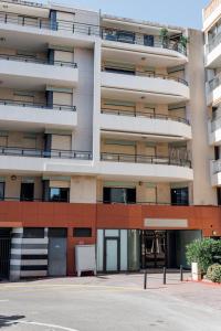 Το κτήριο όπου στεγάζεται  το διαμέρισμα +3 φωτογραφίες