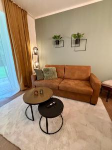 a living room with a couch and a table at Stilvolles Apartment 3 Zi Klinik & Kurpark Terrasse Parkplatz Barrierefrei in Bad Oeynhausen