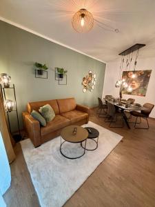 una sala de estar con un sofá y una mesa en 3-Zi-Wohnung-Boxspringbett-Kliniknähe, en Bad Oeynhausen