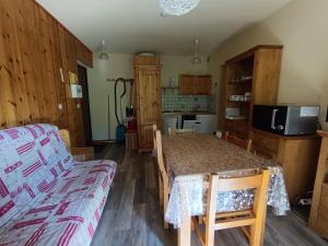 un salon avec une table et un canapé dans l'établissement Les Arolles, à La Norma