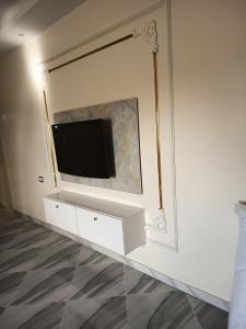 Un televizor și/sau centru de divertisment la Mariem