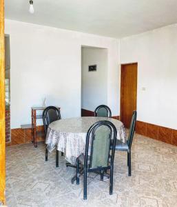 a dining room with a table and chairs at Alojamiento Don Carmelo in Fiambala