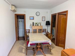 a kitchen and dining room with a table and chairs at Apartment near Fira Barcelona, Camp Nou, and the center of Barcelona in Hospitalet de Llobregat
