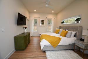 TV/trung tâm giải trí tại Mountain Zen Retreat - Hot Tub & Fire Pit - Pets