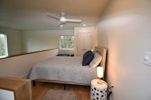 Giường trong phòng chung tại Mountain Zen Retreat - Hot Tub & Fire Pit - Pets