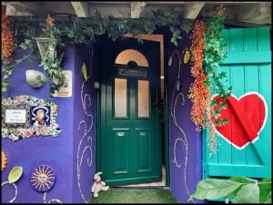 a purple and green door of a house at Wonderland21 - Appartement entier 4 personnes - B&B - 7 min Disneyland Paris in Saint-Germain-sur-Morin
