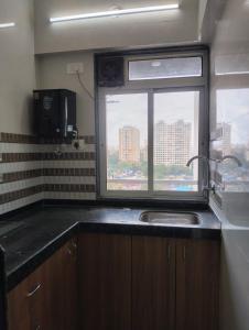 KolshetにあるDivine Homesのシンクと窓のあるキッチン