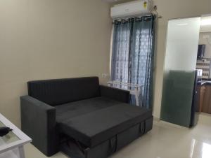 KolshetにあるDivine Homesの窓付きのリビングルーム(黒いソファ付) +6枚の写真