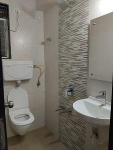 KolshetにあるDivine Homesのトイレと洗面台のあるバスルーム