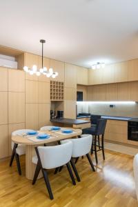 a kitchen and dining room with a table and chairs at lux Apartman lazar in Pančevo