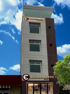um edifício alto com um sinal de dar expresso em Hotel Civic Express em Poza Rica de Hidalgo