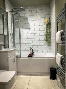 Koupelna v ubytování Warm & Cosy, 2 Bed Central Apartment