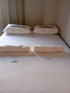 un lit avec deux oreillers dessus dans l'établissement hotel pousada Maanaim, à Palmas
