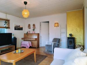 Μια τηλεόραση ή/και κέντρο ψυχαγωγίας στο Villa Rollo - Spacious Home with Sauna near City Center