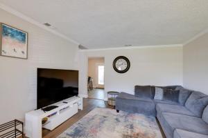 Μια τηλεόραση ή/και κέντρο ψυχαγωγίας στο Savannah Historic Charm 4 bedroom