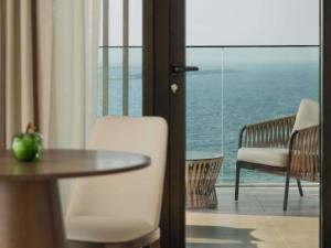 Una habitación con una mesa y vista al mar. en Delano Dubai at Bluewaters, en Dubái