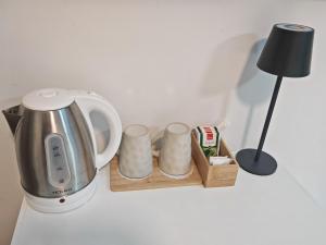 a coffee maker and cups on a table at AdisiTi S2 in Zagreb
