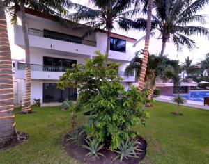 SINA SUITES CANCUN - Adults Only外面的花园