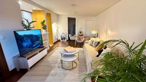 TV a/nebo společenská místnost v ubytování New! Exceptional Nomad Dreams N5