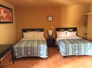 - 2 lits dans une chambre d'hôtel avec 2 lits dans l'établissement Hotel Plaza Mayor, à Tlalpujahua de Rayón