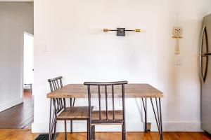 a dining room with a table and chairs at Prime Location Top Rated Clean Parking Free! in Chillicothe