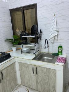 eine Küchentheke mit einem Waschbecken und einem Spiegel in der Unterkunft Casa Bellah Sunrise in Watamu