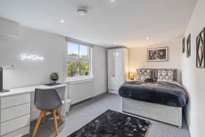 Ένα ή περισσότερα κρεβάτια σε δωμάτιο στο Comfy and Bright 2-Bed Home Near City Centre