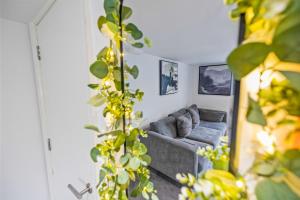 Χώρος καθιστικού στο Comfy and Bright 2-Bed Home Near City Centre