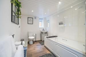 Ένα μπάνιο στο Comfy and Bright 2-Bed Home Near City Centre