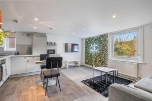 Η κουζίνα ή μικρή κουζίνα στο Comfy and Bright 2-Bed Home Near City Centre