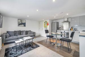 Η κουζίνα ή μικρή κουζίνα στο Comfy and Bright 2-Bed Home Near City Centre +25 φωτογραφίες