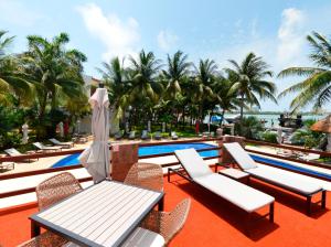 SINA SUITES CANCUN - Adults Only内部或周边的泳池