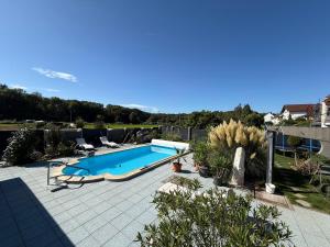 a swimming pool on top of a house at Lahn-Paradies in Aull