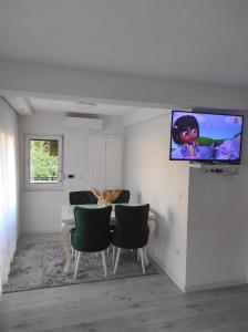 TV a/nebo společenská místnost v ubytování Stan na dan Konjic