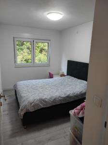 Ένα ή περισσότερα κρεβάτια σε δωμάτιο στο Stan na dan Konjic