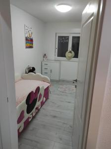 Ένα ή περισσότερα κρεβάτια σε δωμάτιο στο Stan na dan Konjic