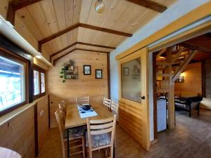 a room with a table and chairs in a tiny house at Brvnare Na Brdu in Šljivovica
