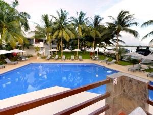 SINA SUITES CANCUN - Adults Only内部或周边的泳池