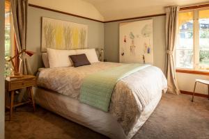 een slaapkamer met een groot bed en een raam bij 37 St James Avenue in Hanmer Springs