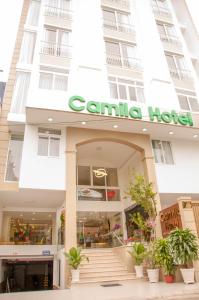 un edificio blanco con un letrero de cerdo gambilla en él en Camila Hotel en Ho Chi Minh
