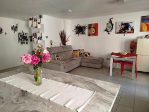 salon z wazą kwiatów na stole w obiekcie Vezzano Home w mieście Vezzano