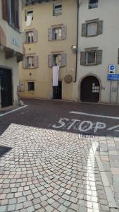 pusta ulica przed budynkiem w obiekcie Vezzano Home w mieście Vezzano