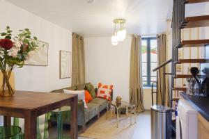 a living room with a couch and a table at T2 cosy tout équipé, parking et wifi gratuit, Castres in Castres +103 photos