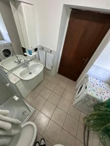 a bathroom with a sink and a washing machine at NidoPorcari in Porcari