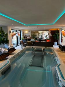 Bazén v ubytování Luxury Retreat with Spa Access - Sleeps 6 nebo v jeho okolí