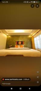 ein Bild eines Bettes in einem Zimmer in der Unterkunft Rawai Boutique Resort in Rawai Beach