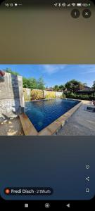 einen TV-Bildschirm mit einem Bild eines Pools in der Unterkunft Rawai Boutique Resort in Rawai Beach